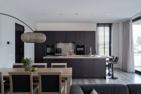 Kookeiland met hoge keukenkasten - Van Manen Keukens