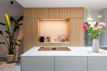 Ruimtelijke keuken met kookeiland