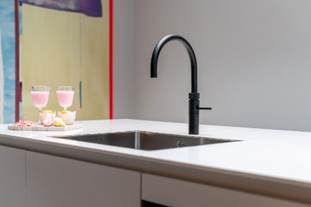 Ruimtelijke keuken met kookeiland