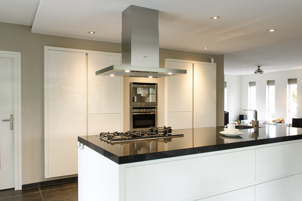Moderne witte keuken met zwart blad
