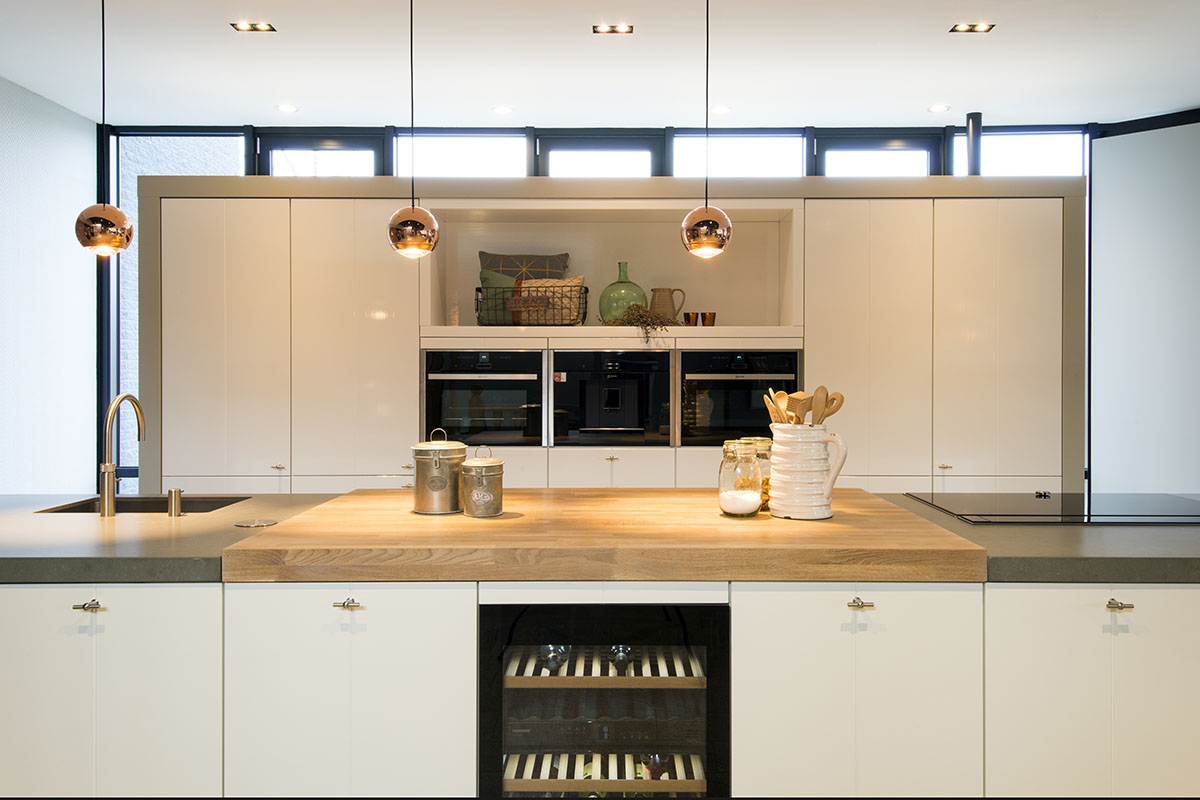 Handgemaakte witte hoogglans keuken. Lifestyle Design 2:0