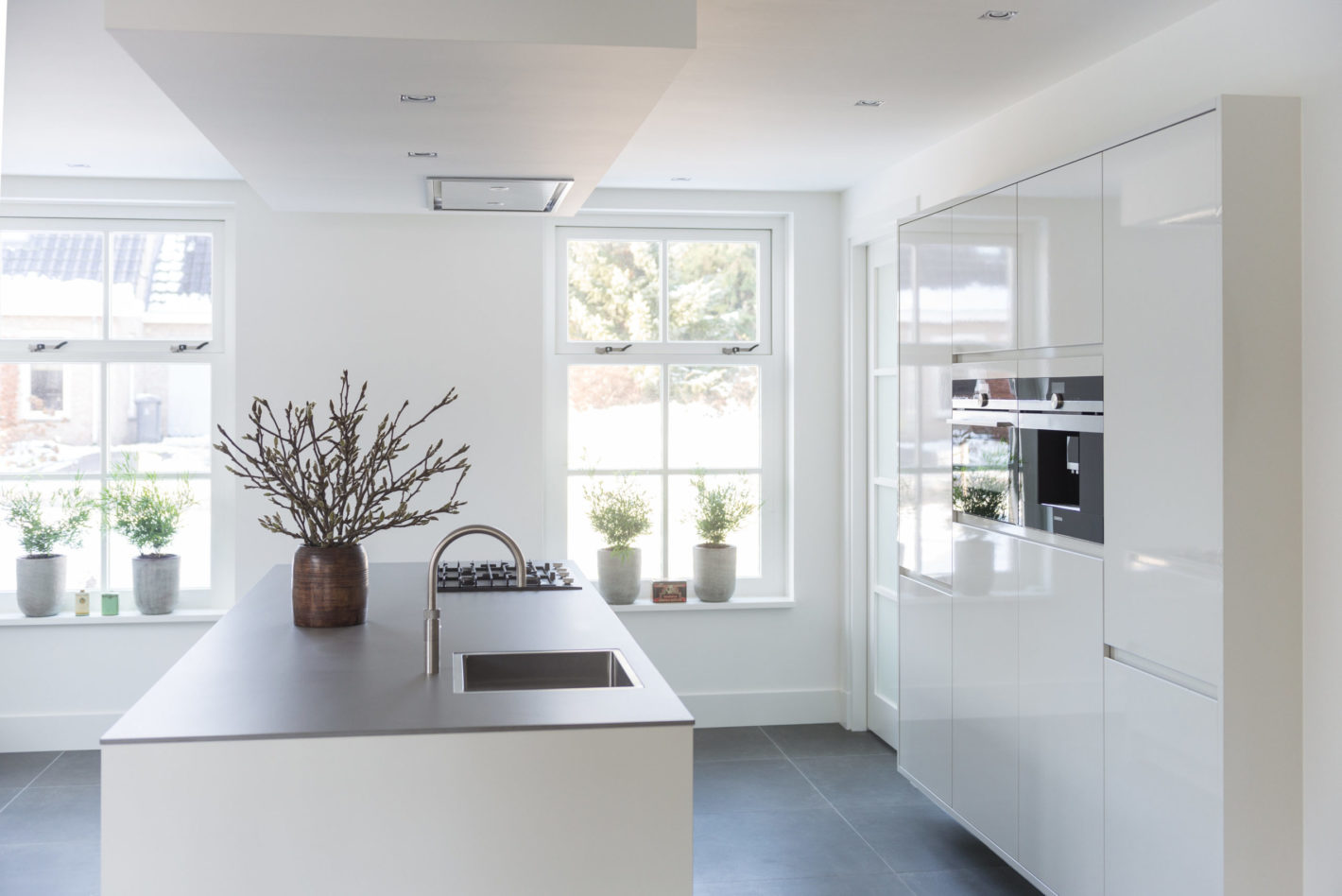 Strak design met hoogglans witte keuken in Rhenen