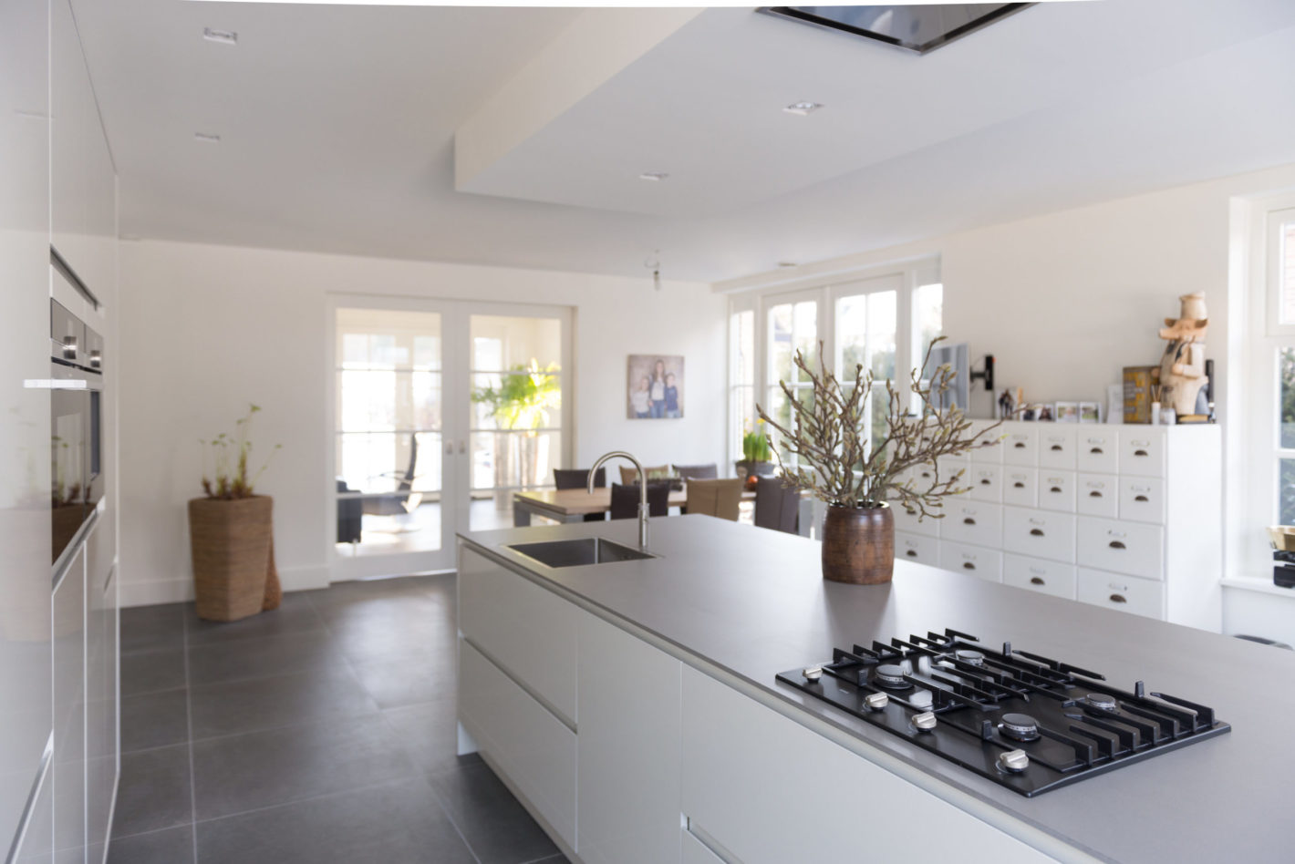 Strak design met hoogglans witte keuken in Rhenen