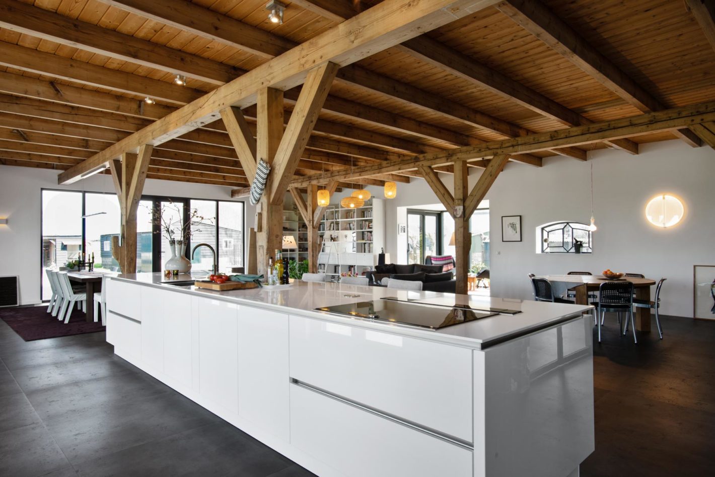 Moderne witte keuken – Verbouwde boerderij