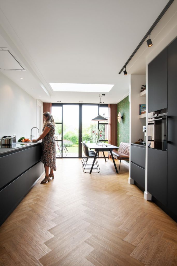 Een strakke keuken met zwart blad
