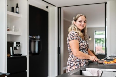 Een strakke keuken met een zwart blad | Van Manen Keukens