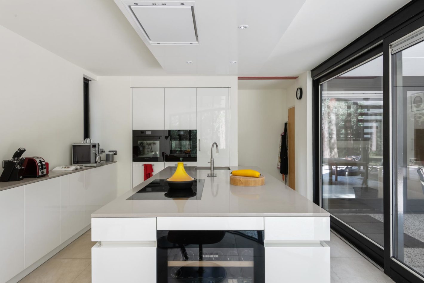 Witte hoogglans keuken met rustige elementen