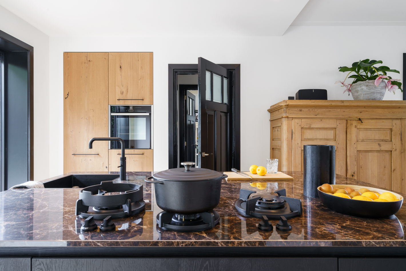 Moderne zwarte keuken met warme sfeer