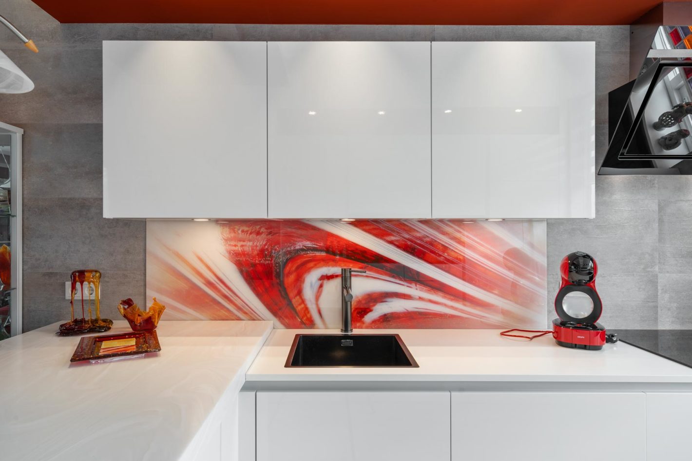 Moderne witte keuken met rode kleuraccenten