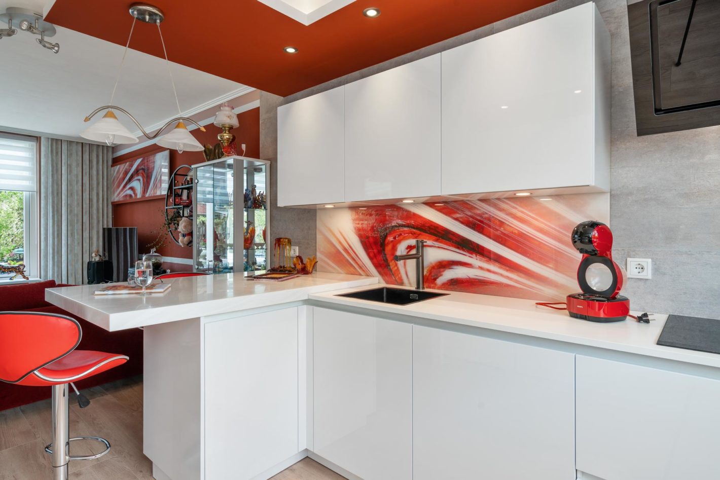 Moderne witte hoogglans keuken met rode kleuraccenten