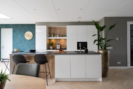Strak en moderne witte keuken - Van Manen Keukens