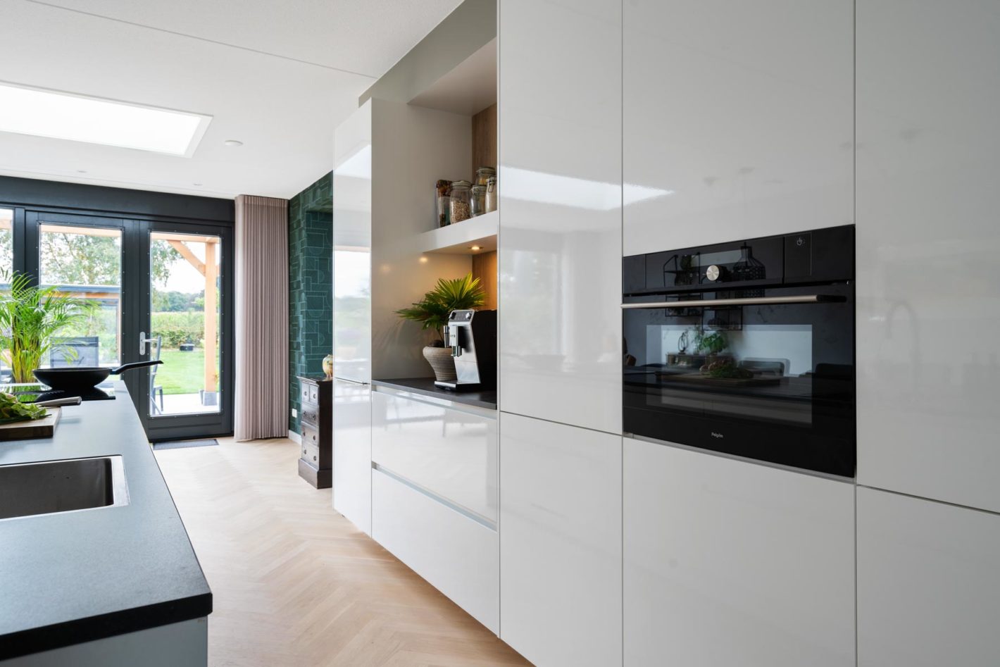 Strak en moderne witte keuken met houten elementen