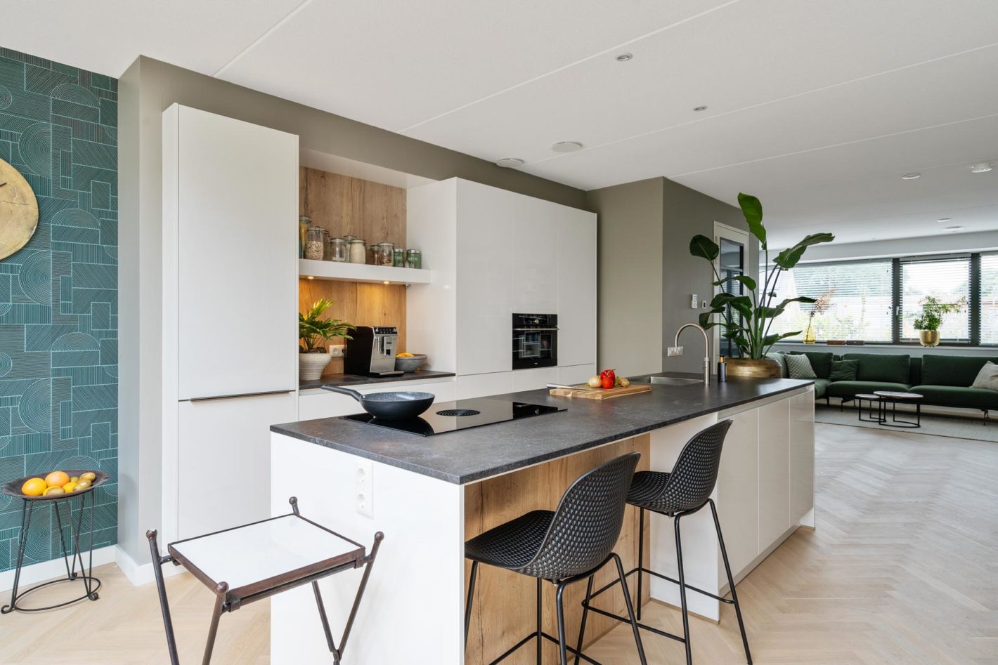 Strak en moderne witte keuken met houten elementen