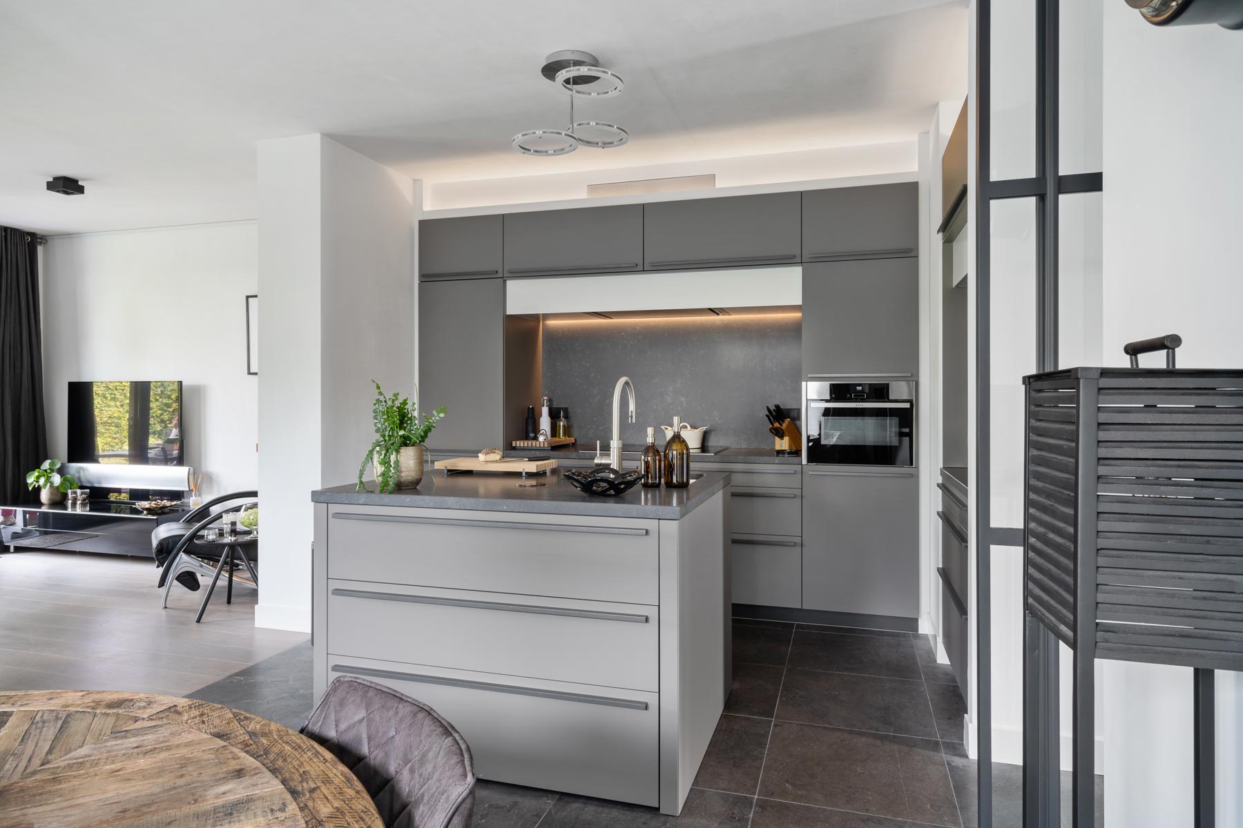 Moderne keuken met grijze fronten - Van Manen Keukens