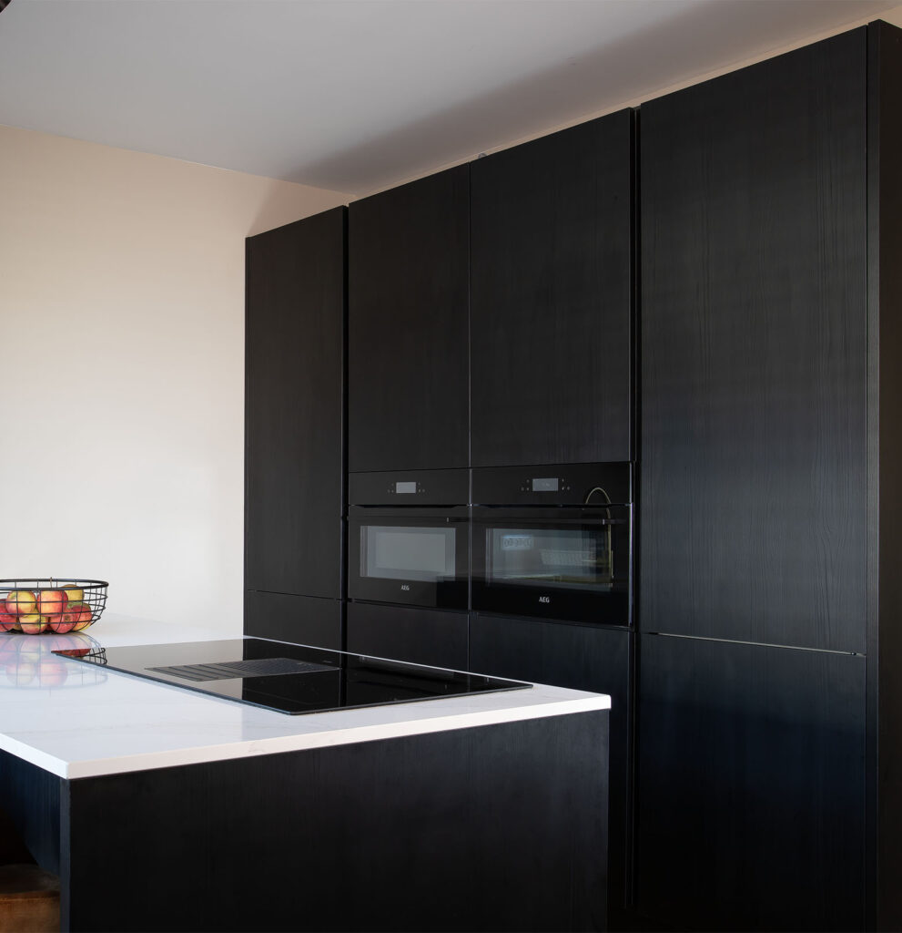 Keuken met zwart houtstructuur