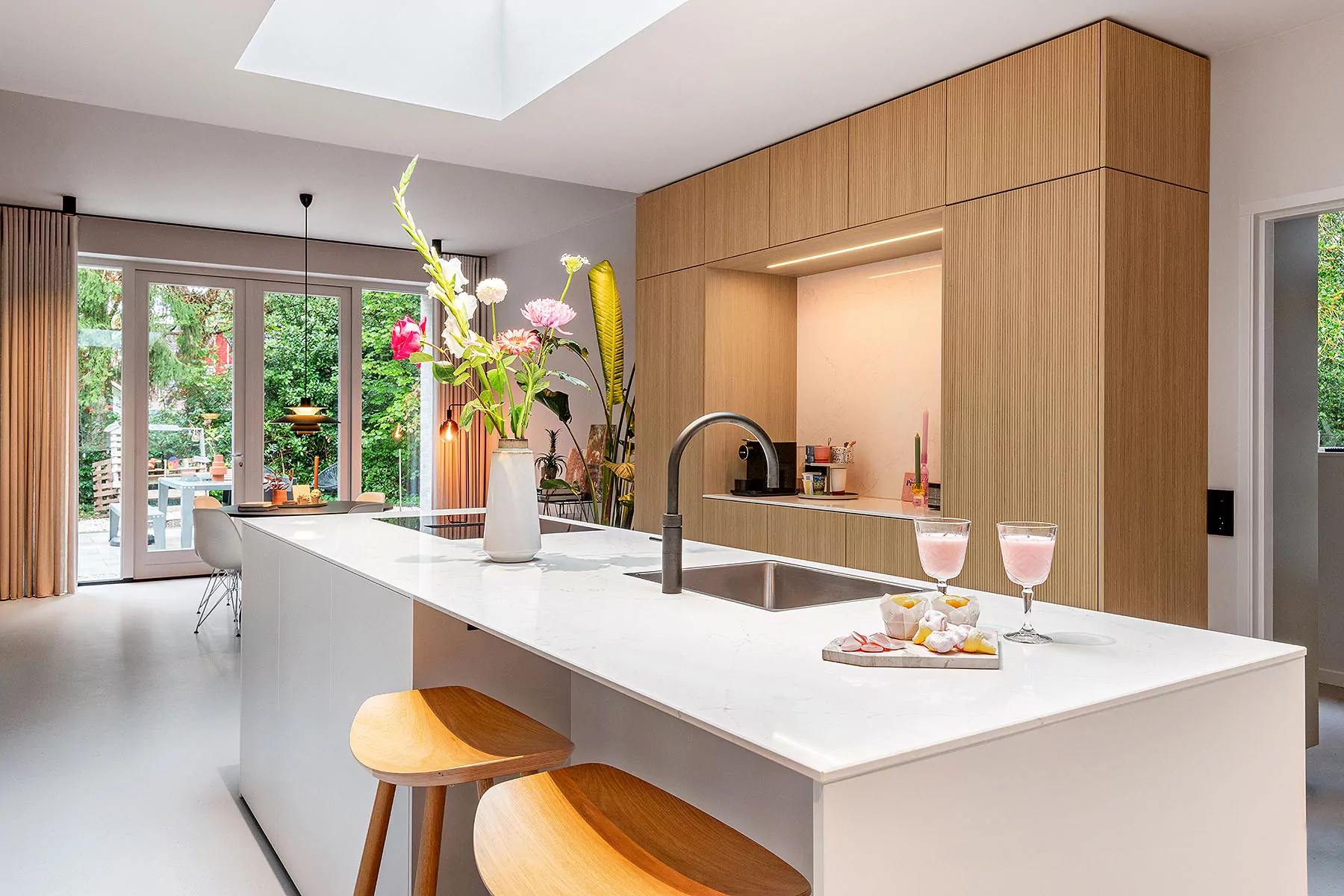 Een kastenwand tot aan het plafond: stijlvol, praktisch en stofvrij