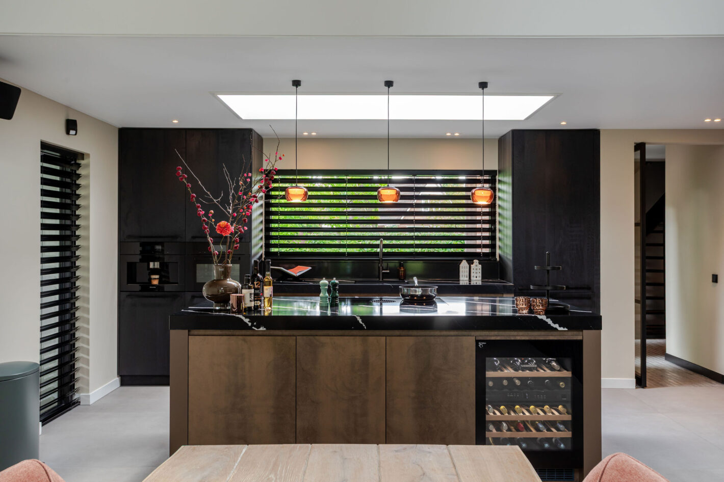 Luxe zwarte houten keuken in Eerbeek