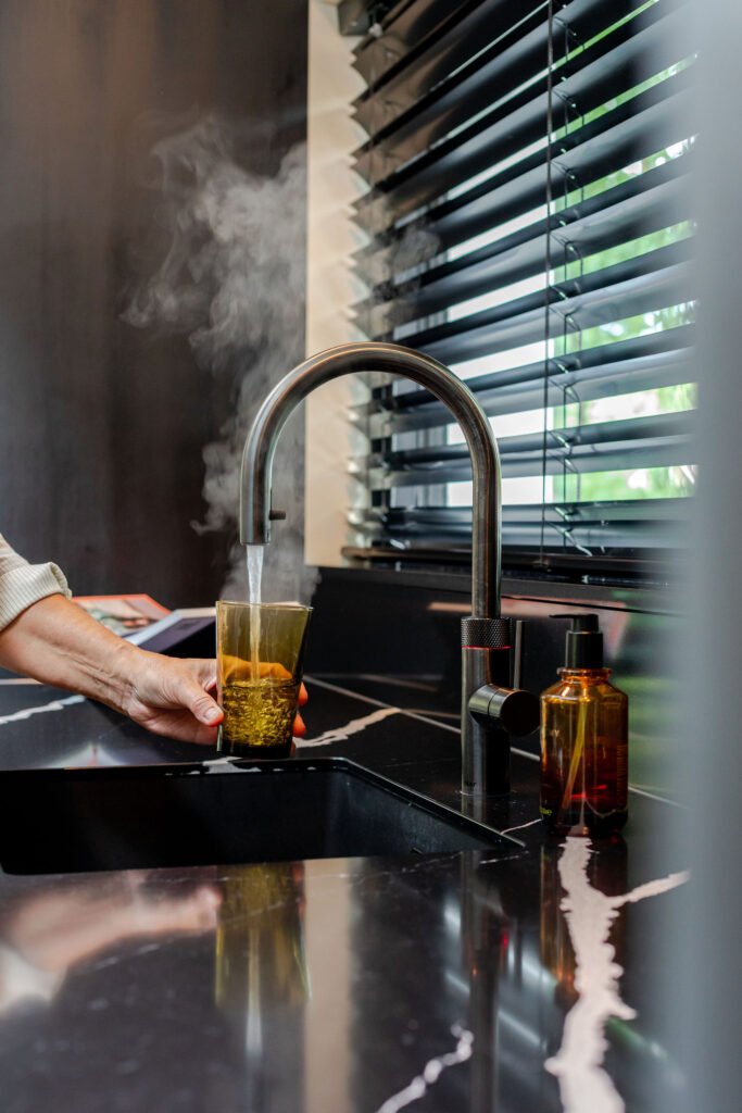 Luxe zwarte houten keuken in Eerbeek