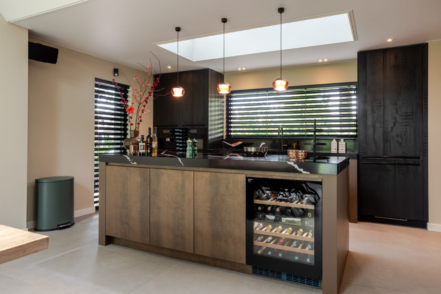 Luxe zwarte houten keuken in Eerbeek