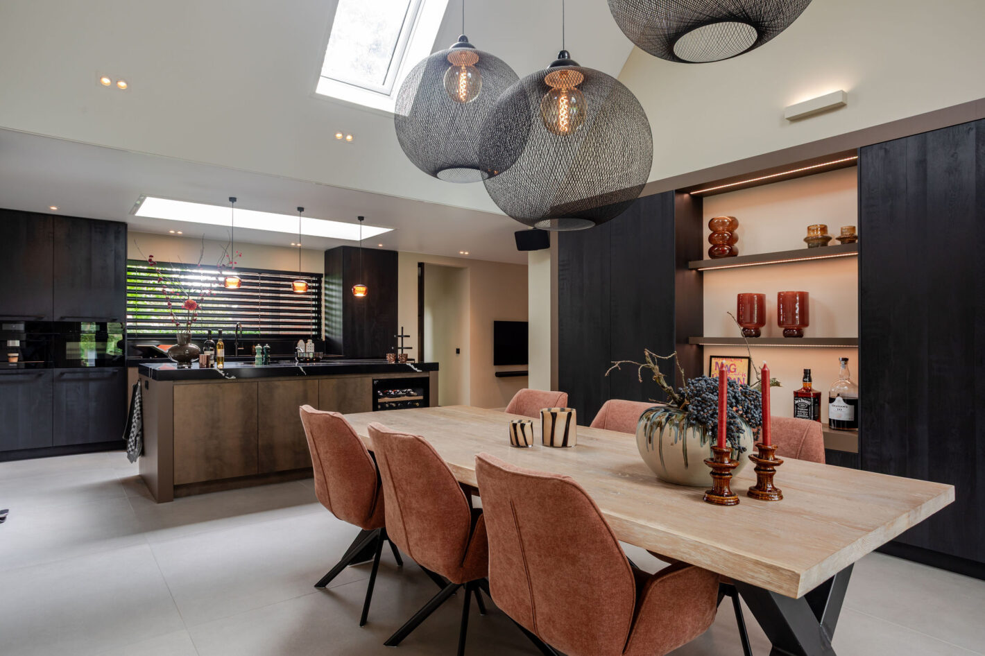 Luxe zwarte houten keuken in Eerbeek