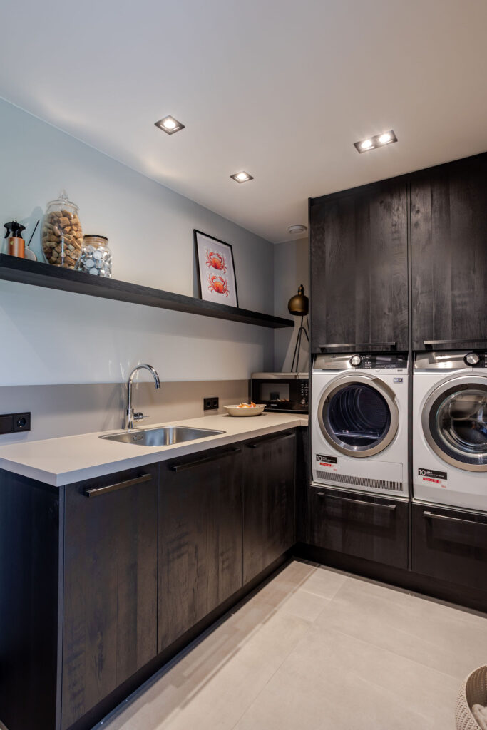 Luxe zwarte houten keuken in Eerbeek