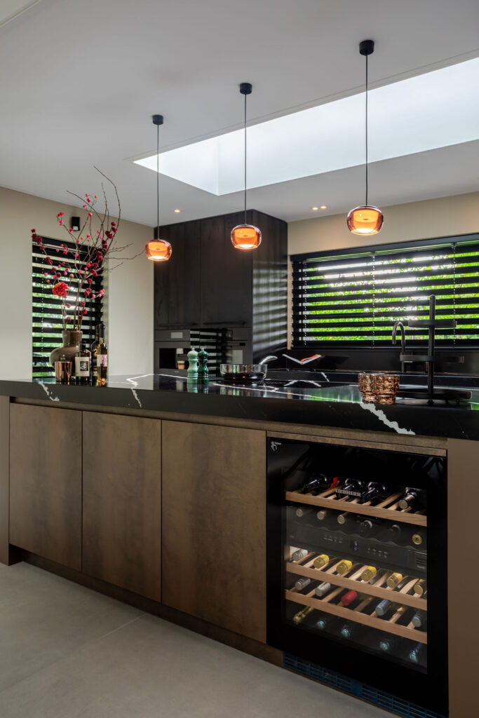 Luxe zwarte houten keuken in Eerbeek