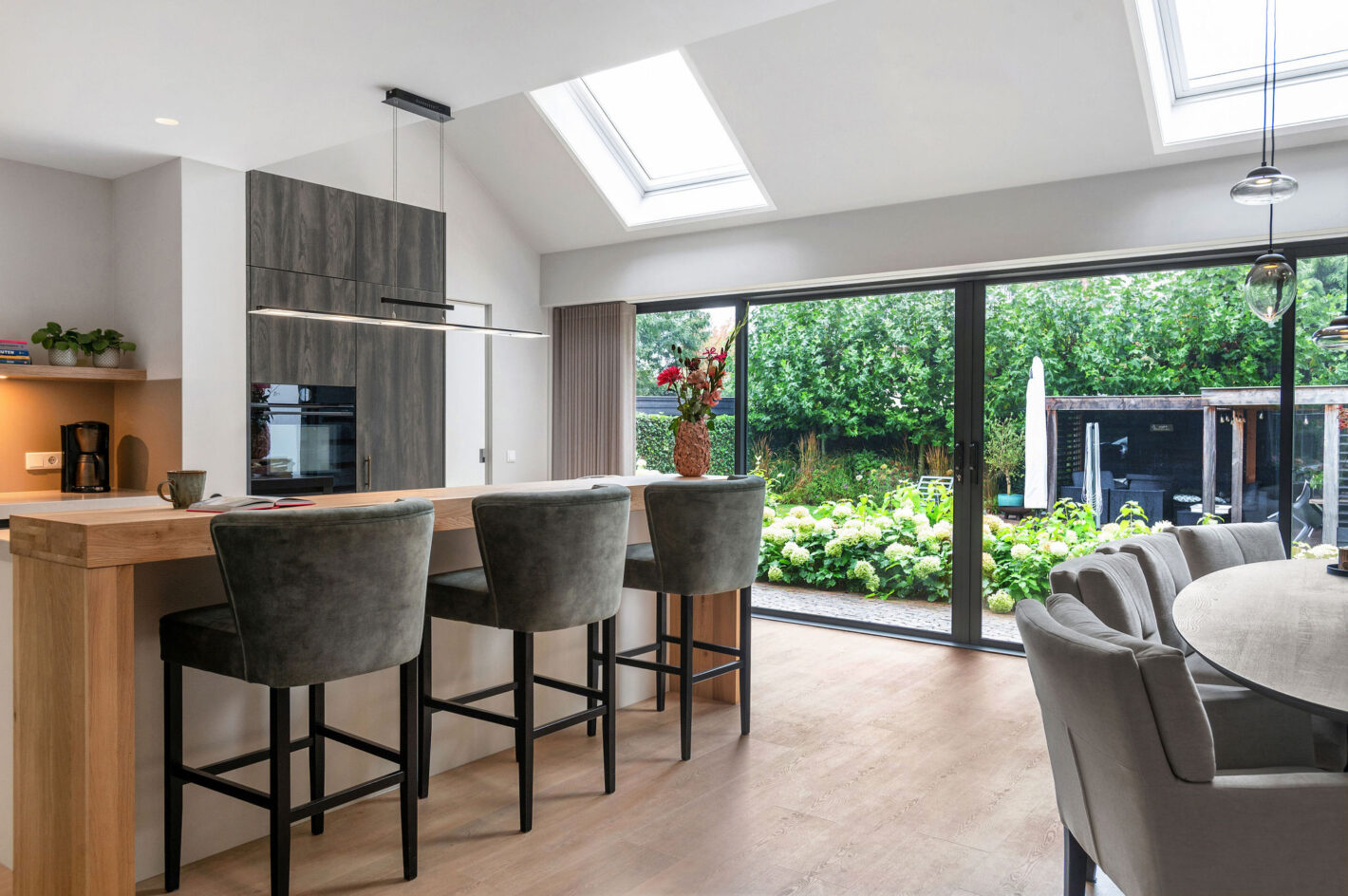 Keuken in Huizen met een warme uitstraling