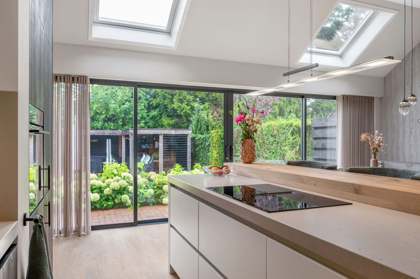 Keuken in Huizen met een warme uitstraling