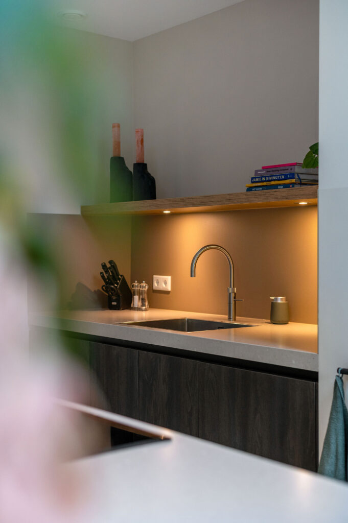 Keuken in Huizen met een warme uitstraling