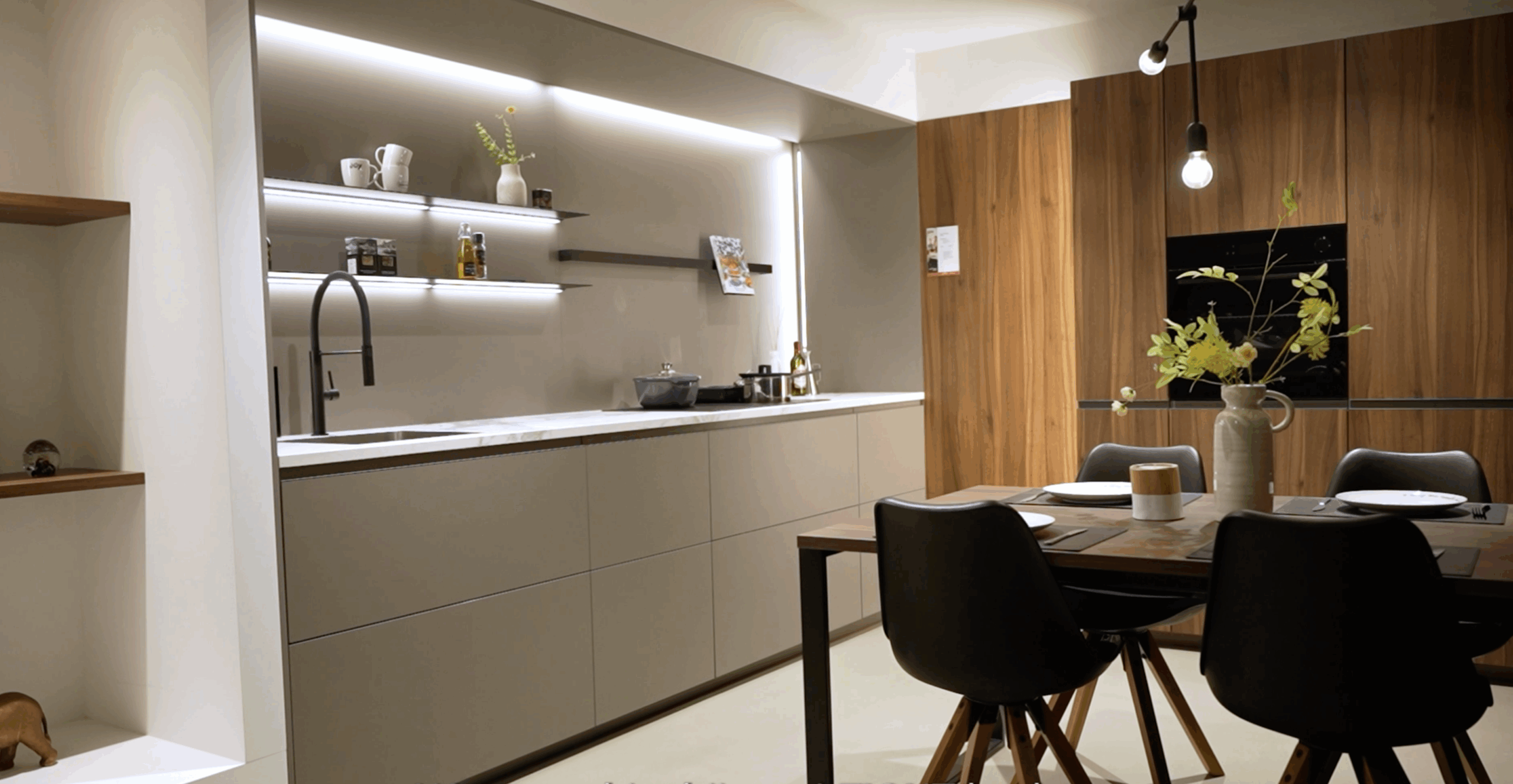 Leicht keuken met greeplijsten in kleur en houtstructuur