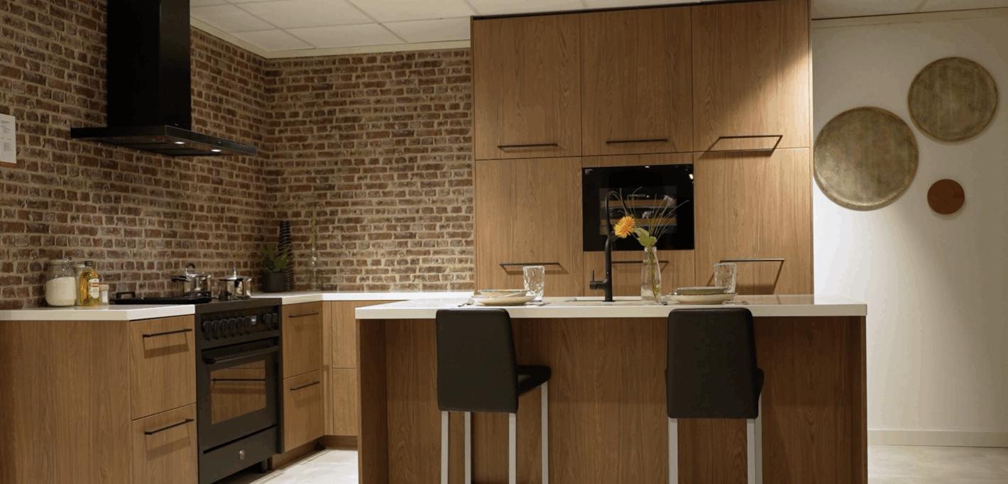 Keukeninspiratie: industriële keuken met inductiefornuis en wijnkoeler