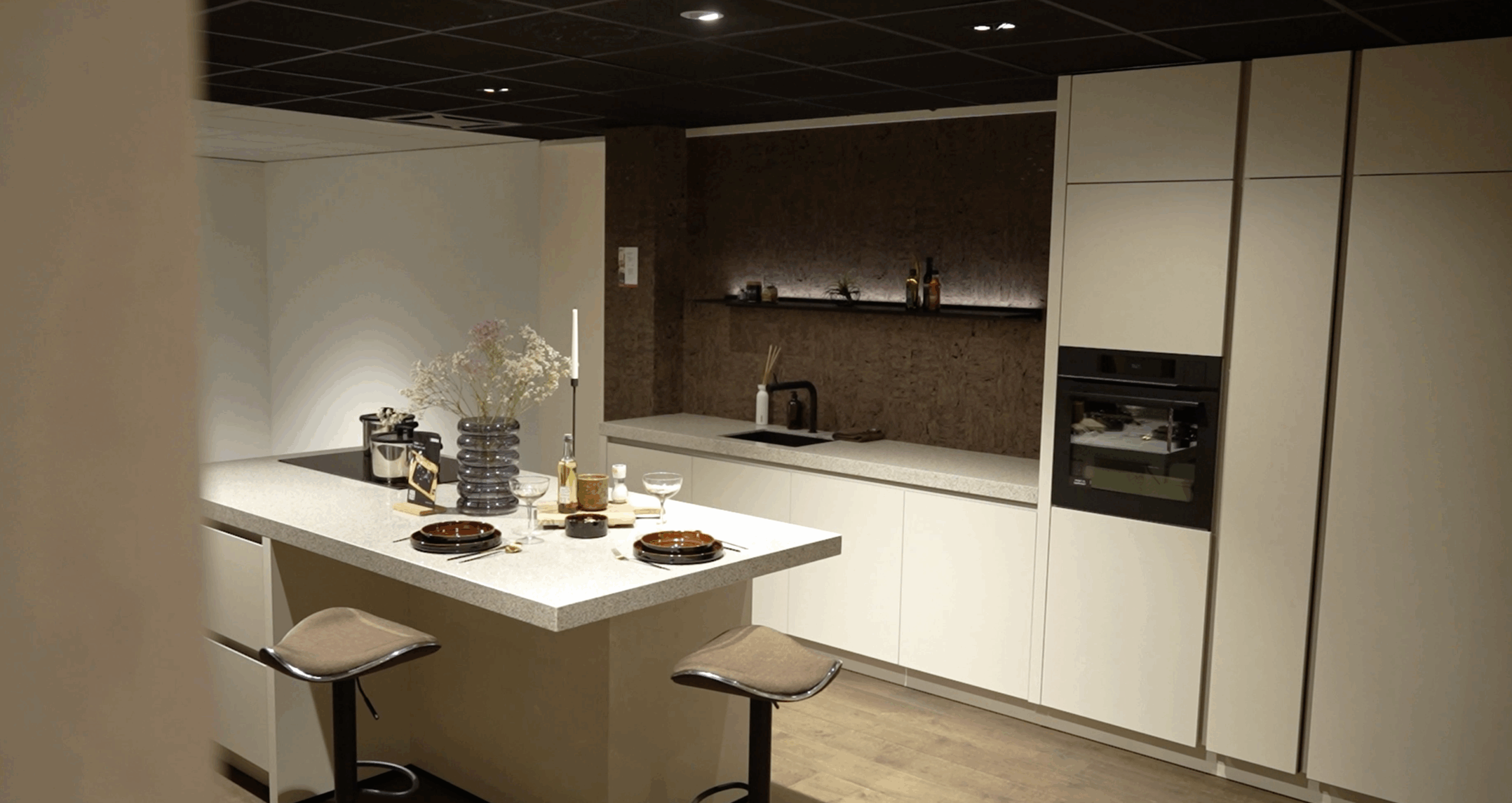 Keukeninspiratie: Y-line leefkeuken met hoge kasten