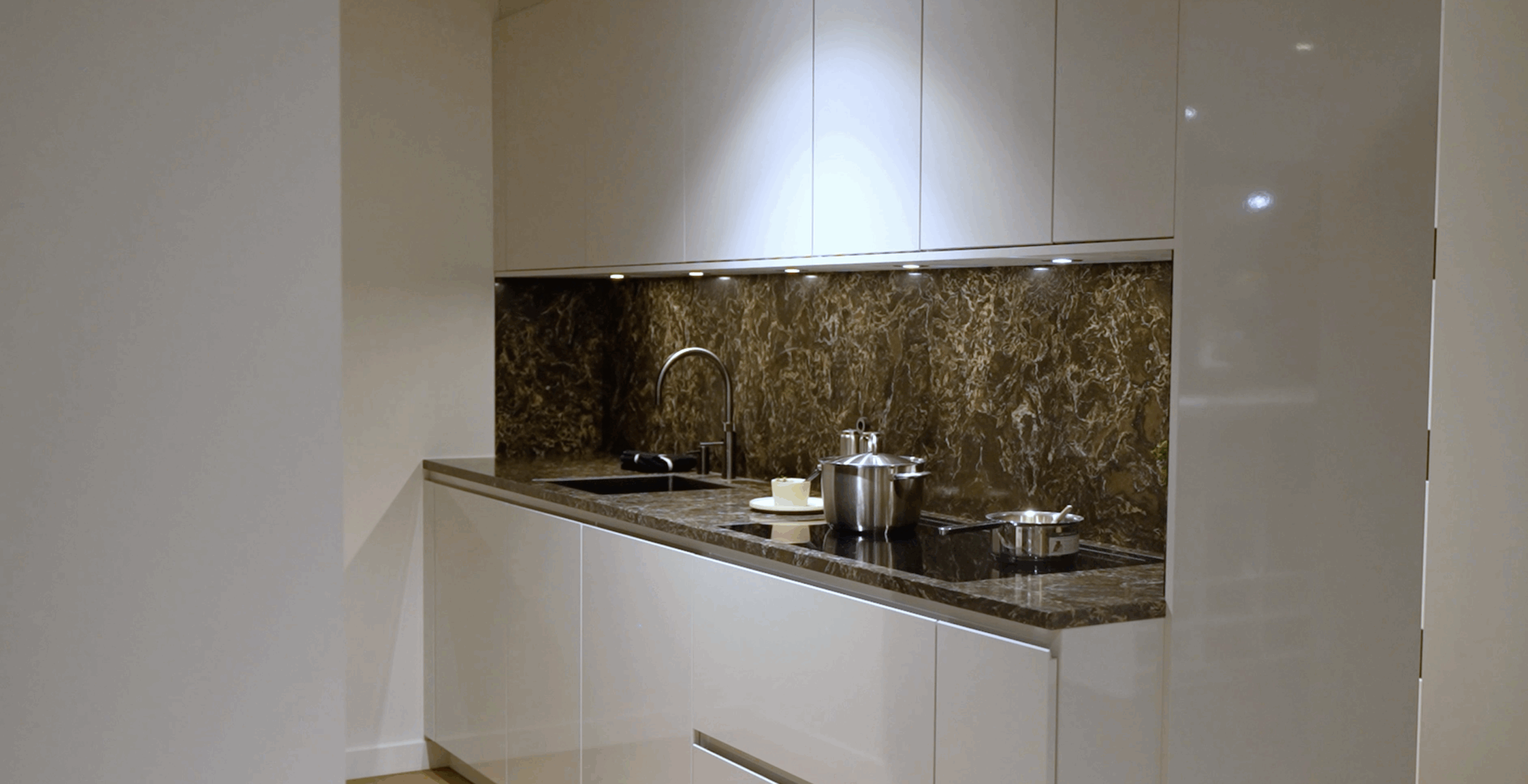 Keukeninspiratie: Y-line keuken in lichtgrijs hoogglans met Novy Panorama