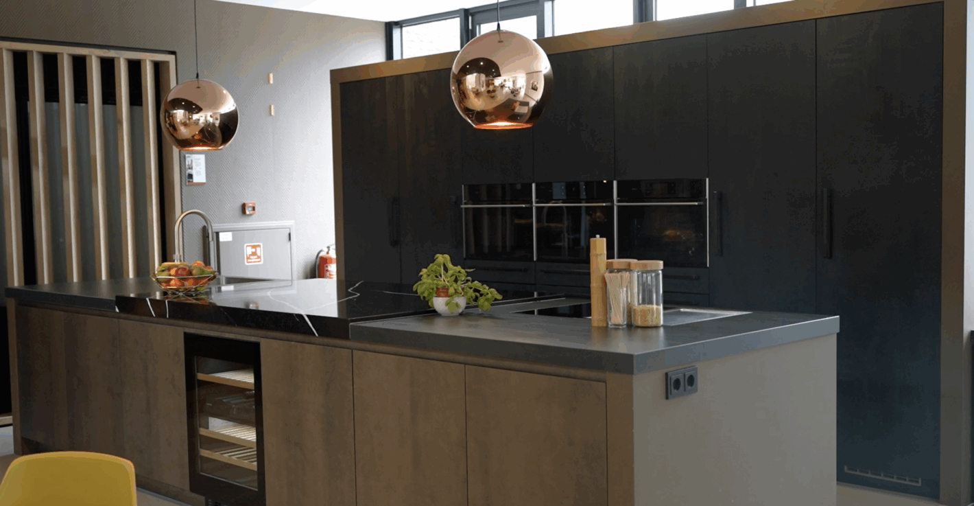 Keukeninspiratie: Y-line keuken met zwarte accenten