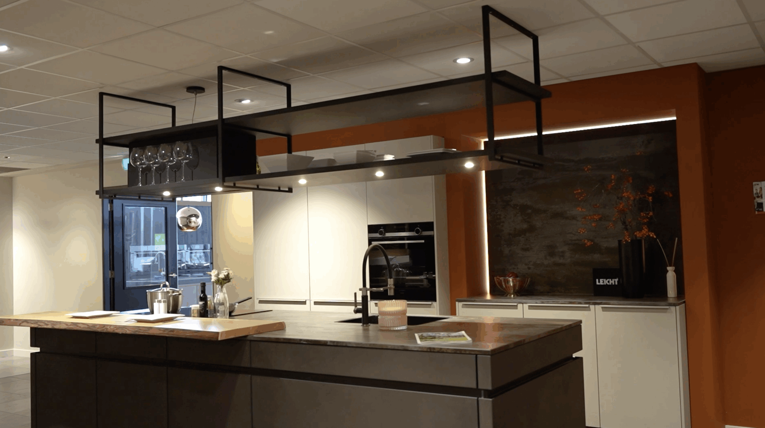 Keukeninspiratie| Leicht keuken met betonfronten en koffienis
