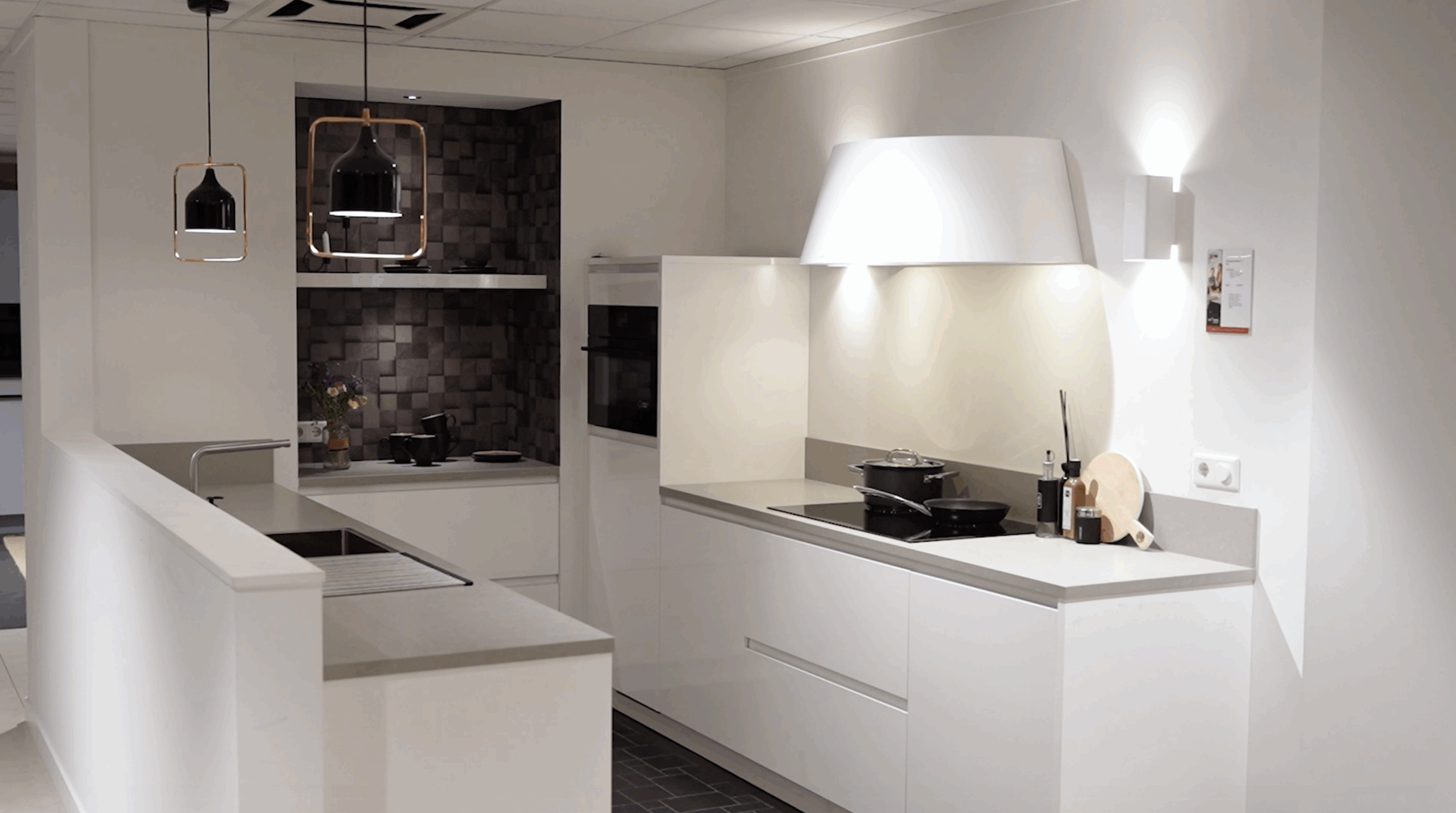 Keukeninspiratie: Pronorm Y-line keuken in wit hoogglans met betonnen accenten