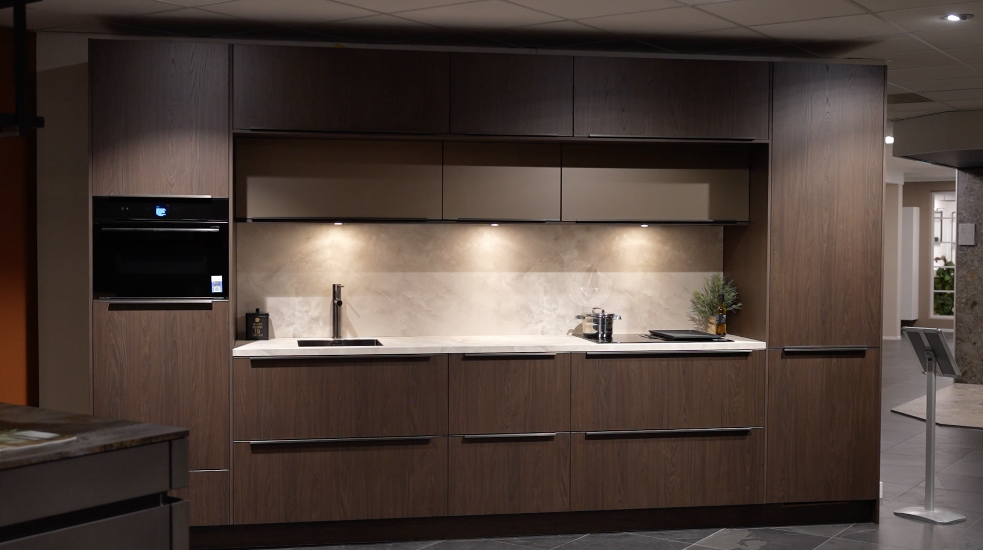 Keukeninspiratie: Warme houtkleur Dark-Marron met stijlvolle nisopstelling