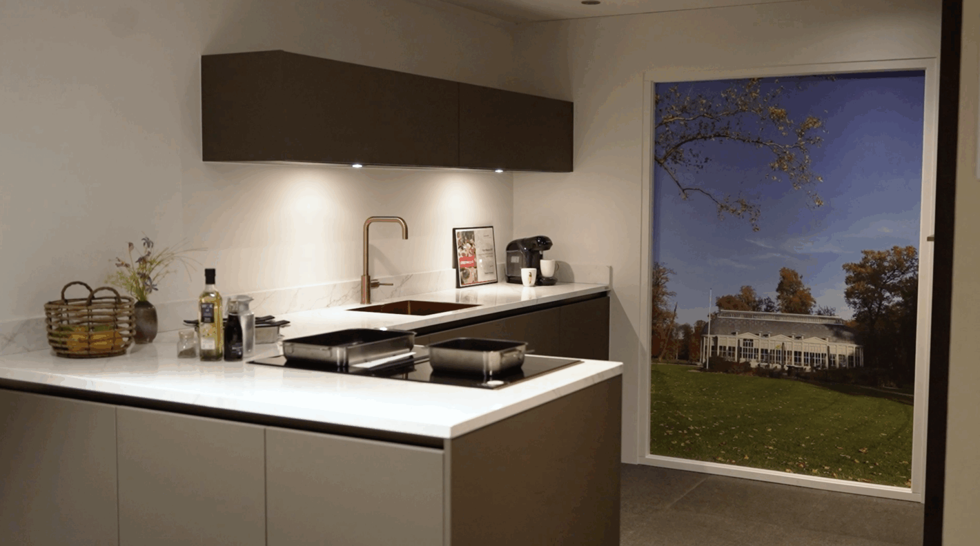 Keukeninspiratie: Stijlvolle schiereilandkeuken met visgraat hout en koperen accenten