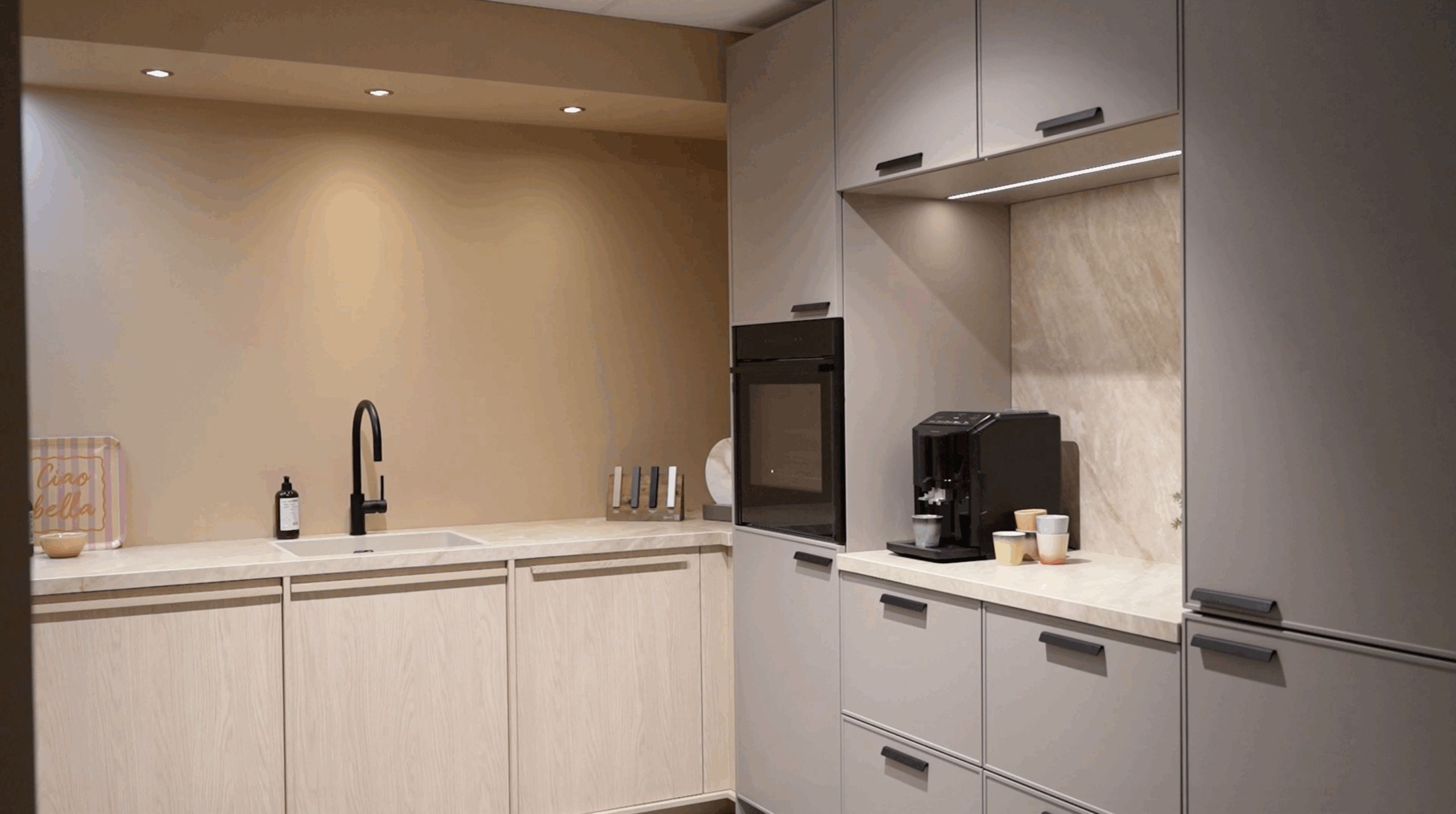 Pronorm Japandi keuken met Kwartsgrijze kastenwand en keramisch werkblad