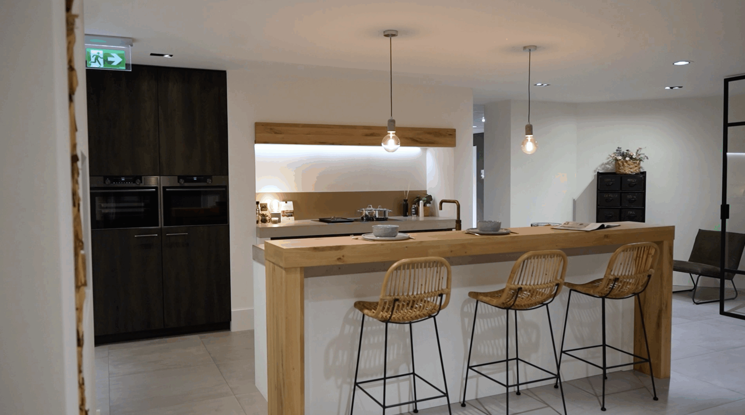 Modern klassieke leefkeuken met betonnen werkblad en Burnt Wood hoge kasten