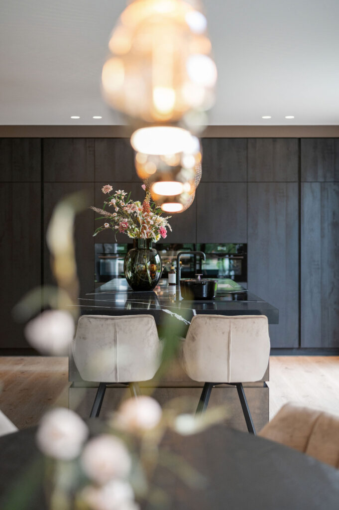 Keuken in Otterlo: modern en hotel chique met veel opbergruimte