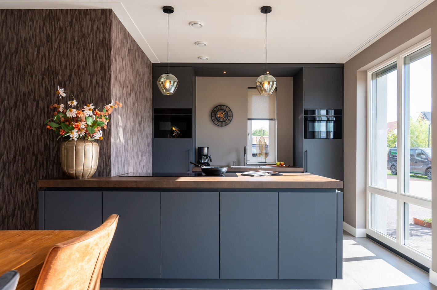 Keuken in Harderwijk met warme uitstraling en schiereiland