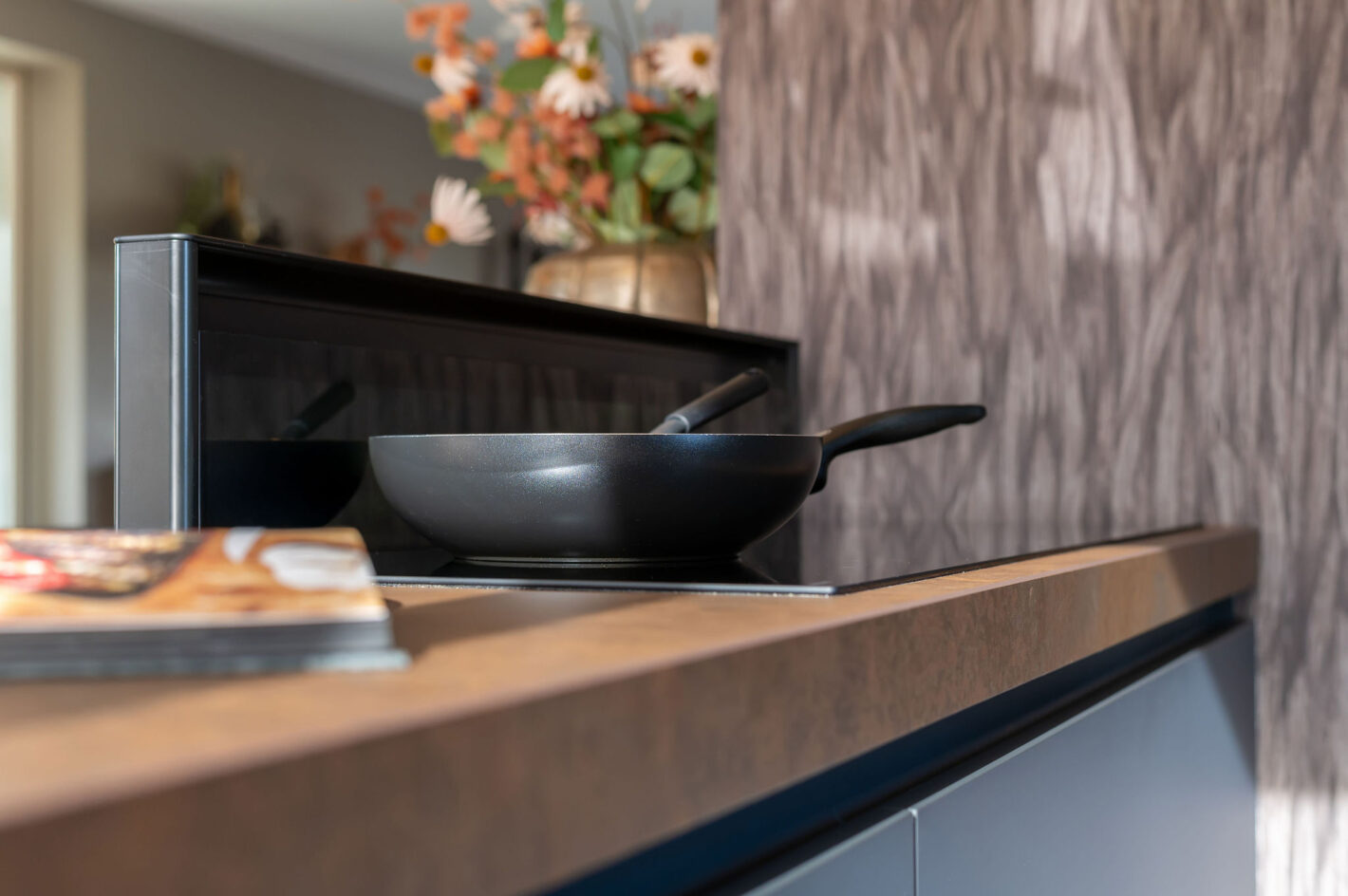 Keuken in Harderwijk met warme uitstraling en schiereiland