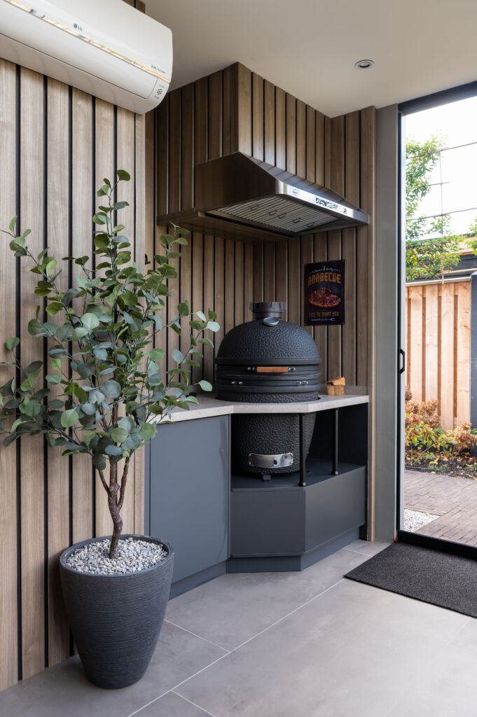 Keuken in Harderwijk met warme uitstraling en schiereiland