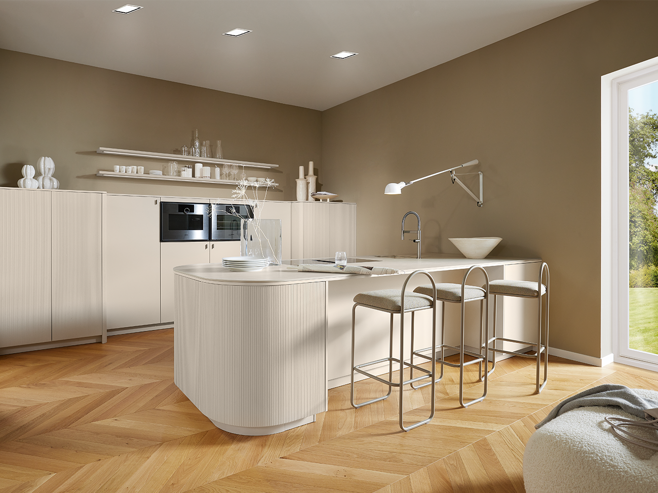 Keukentrends 2026: warme kleuren, zachte vormen en persoonlijke accenten