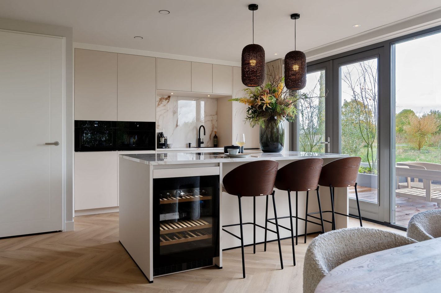 Moderne keuken met kookeiland