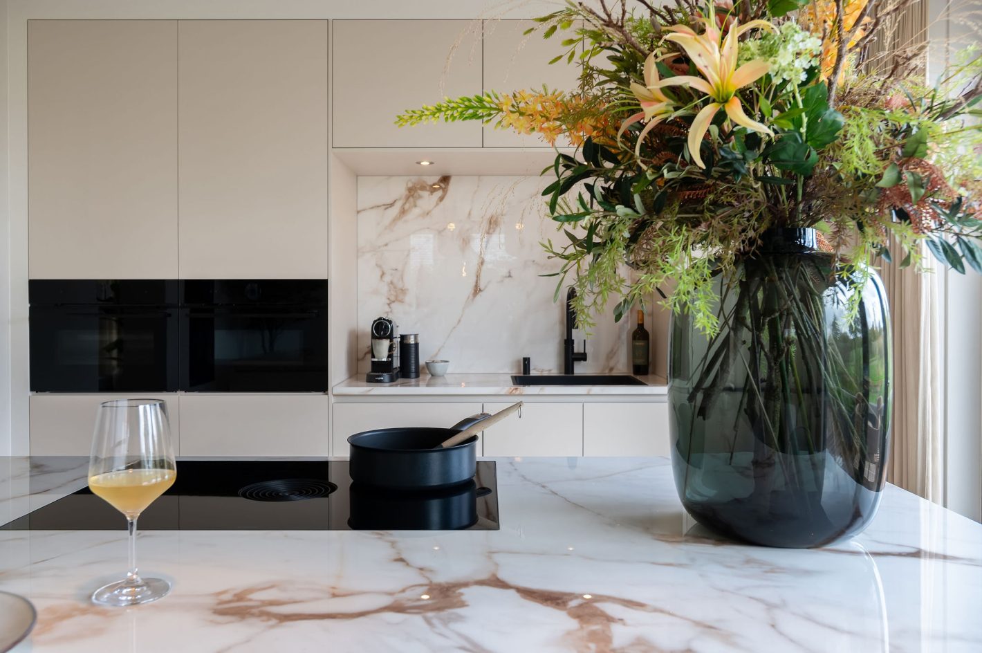 Moderne keuken met kookeiland