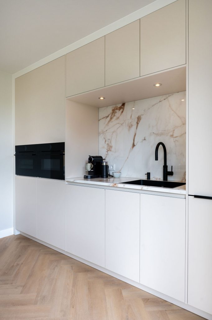 Moderne keuken met kookeiland