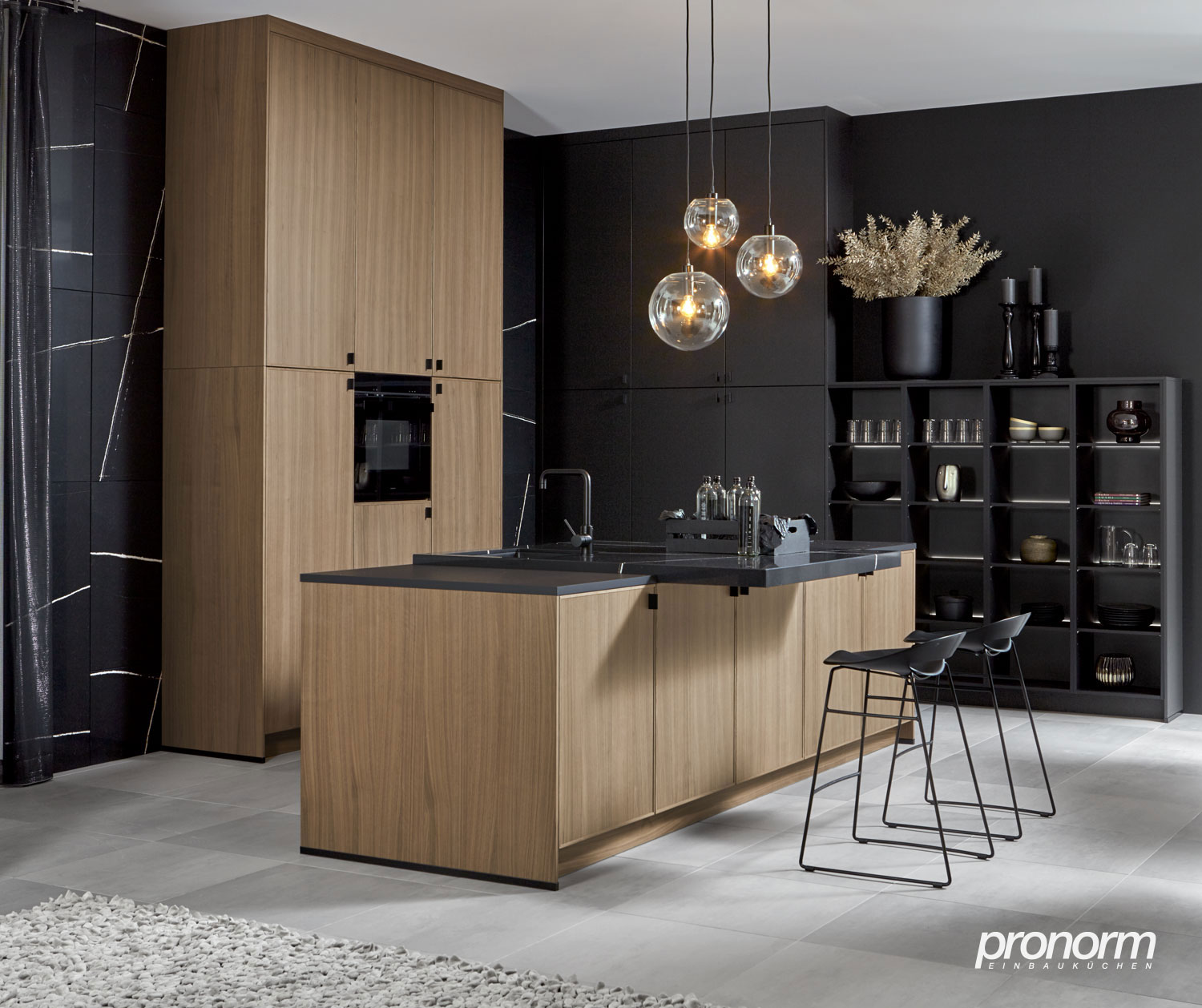 Eiken keuken met zwart blad