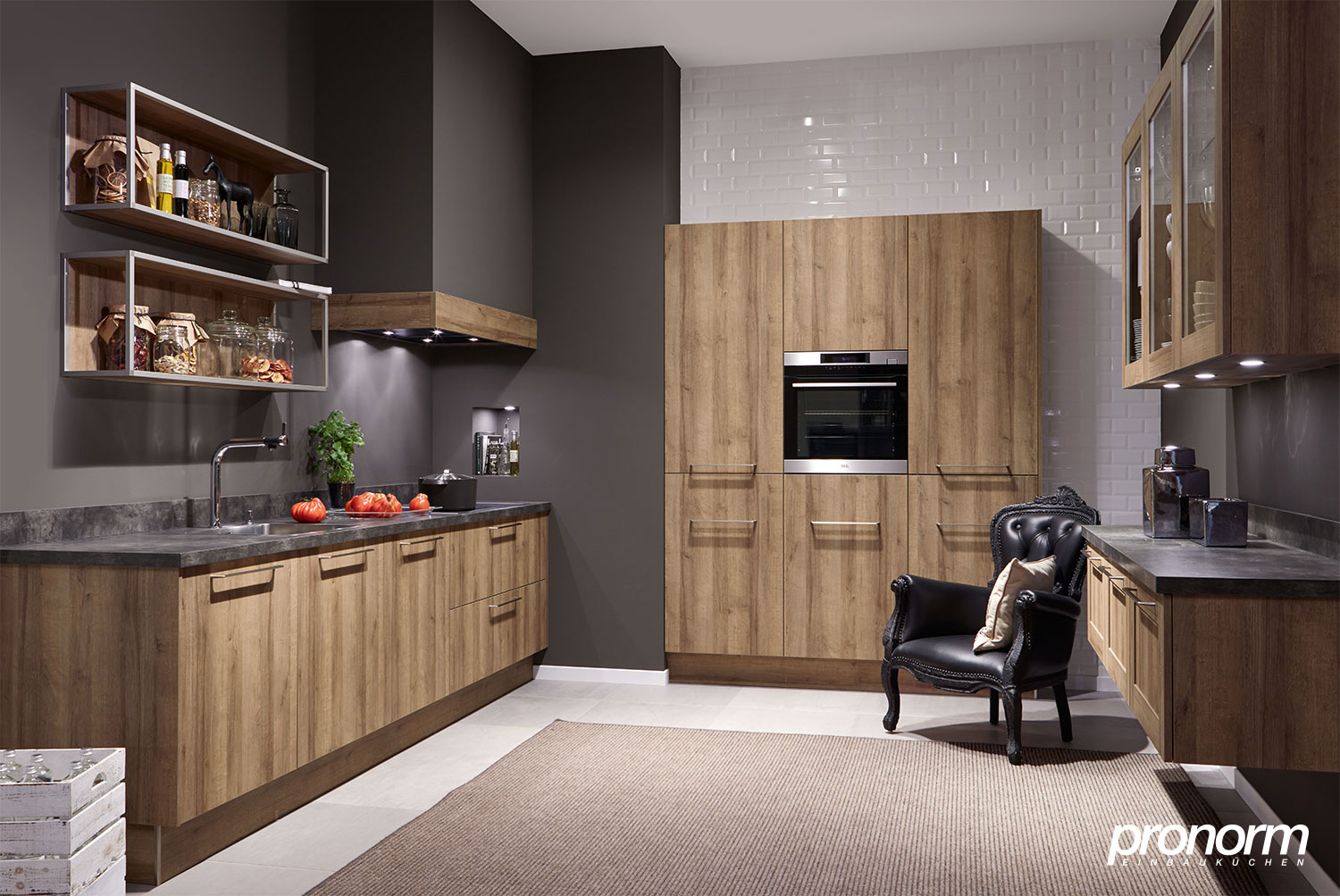 Eiken keuken met zwart blad